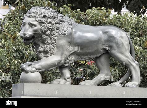 Bronze Lion Sculptures Hi Res Stock Photography And Images Alamy