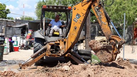 Trabaja COMAPA en la reparación de una fuga de agua potable en la Zona