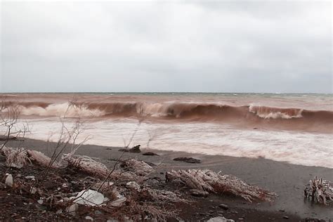 High Winds Large Waves Hit Twin Ports Duluth News Tribune News