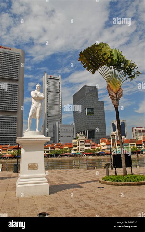 Statue of Sir Stamford Raffles, Singapore Stock Photo - Alamy