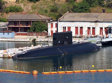 Подводная лодка "Великий Новгород" ЧФ РФ у причала