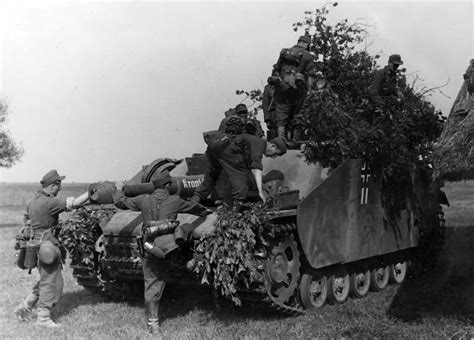 Camouflaged Sturmhaubitze Stuh 42 Ii With Zimmerit World War Photos