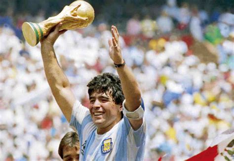 Maradona Indagato Il Medico Dell Ex Calciatore Omicidio Colposo