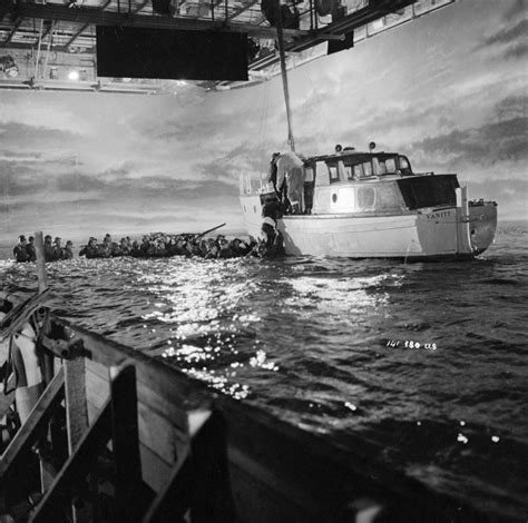 Dunkirk - Behind the scenes image 12 | Confusions and Connections