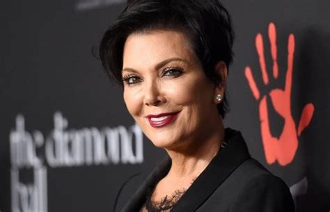 Kris Jenner luce sus curvas a los 61 años