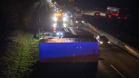 A Vollsperrung Nach Lkw Unfall Fahrbahn Richtung Kassel Blockiert