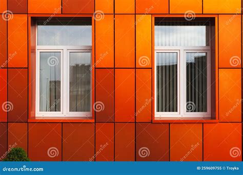 Ventanas En Una Pared Naranja De Un Edificio Moderno Imagen De Archivo