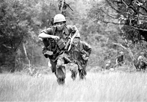 Vietnam War 1967 U S MARINES ZONE D Two Infantrymen Spr Flickr