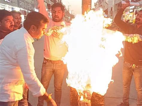 Bjp Burn Effigy Of Bilawal Bhutto In Rewa City रीवा में Bjp ने फूंका बिलावल भुट्टो का पुतला