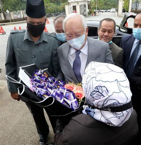 Former M Sian PM Najib Razak Receives Super Ring Bouquet Note Seeking