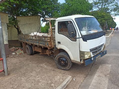 Motorista de caminhão perde o controle bate em outro veículo e derruba