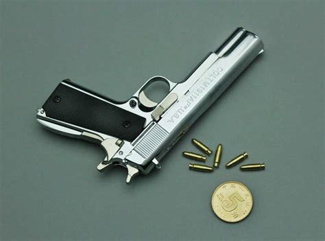 Модель пистолета Colt M1911 масштаб 1:2 из металла