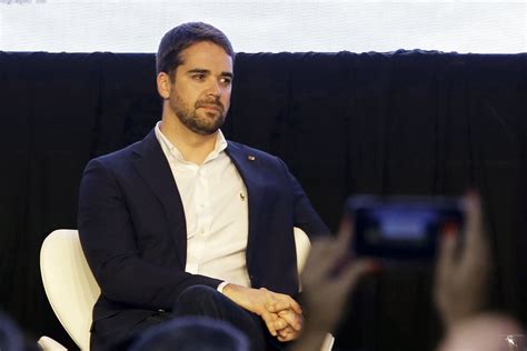 Eduardo Leite assume que é gay e isso é um passo importante num país