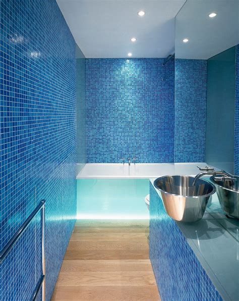 Badezimmer Mit Blauen Mosaikfliesen Und Bild Kaufen 11014069