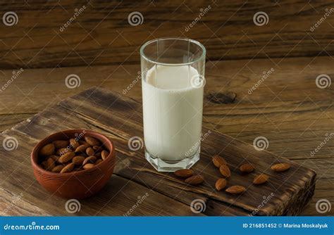 Leche De Almendra En Vaso Con Almendras Sobre Mesa De Madera Foto De