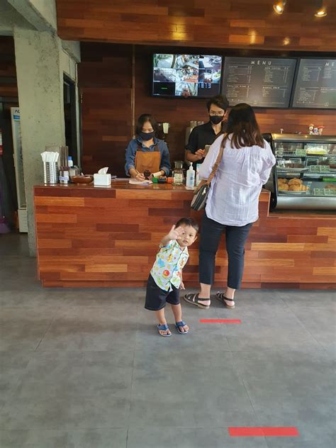 Ekologi Coffee Desk Bikin Pengen Balik Jadi Mahasiswa Yellowink