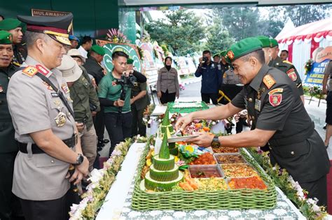 HUT Kodam VI Mulawarman Ke 65 Kapolda Kaltim Bawa Kue Dan Nasi Tumpeng