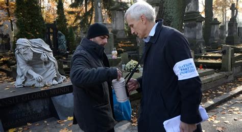 Wszystkich Świętych Drugi dzień kwesty na Starych Powązkach Tu