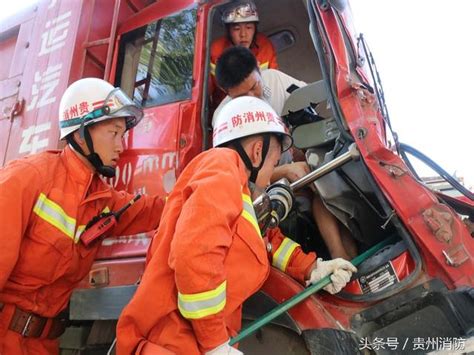 貴州遵義：兩車追尾2人被困 匯川消防成功營救 每日頭條