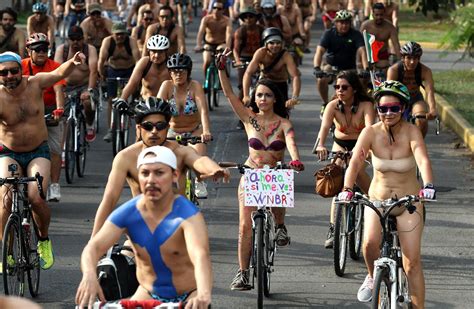 Nudi Per L Ambiente Ecco Il World Naked Bike Ride A Guadalajara