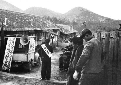 1955（昭和30）年2月18日、失業者が増え続ける福岡県・筑豊炭鉱の炭住街で衆院選の街頭演説をする候補者 | Expand