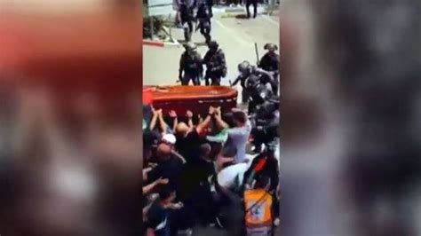 La Carga Policial En El Funeral De La Periodista Asesinada De Al Jazeera