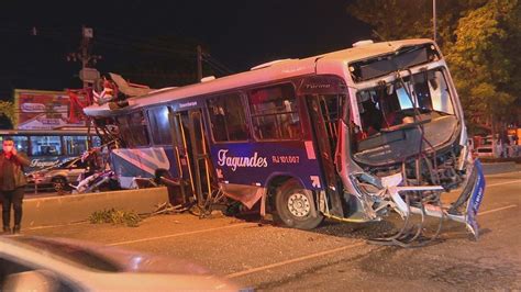 Acidente entre guindaste ônibus e carros deixa uma pessoa morta e 11