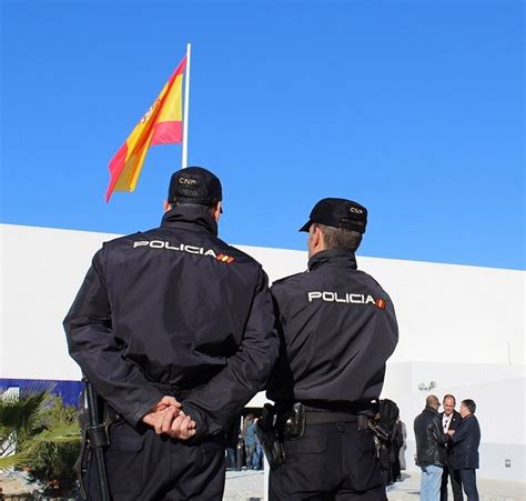 El posado de Yolanda Díaz sonriente al lado de Puigdemont irrita a los