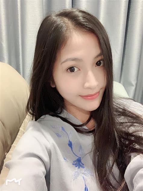 Loạt gái xinh ĐH Sân khấu điện ảnh Đẹp như thần tiên tỷ tỷ là bạn gái cầu thủ hay hot mom