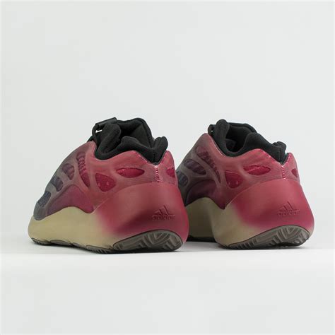 кроссовки Adidas Yeezy Boost 700 V3 Fade Carbon купить за 3995 руб в интернет магазине