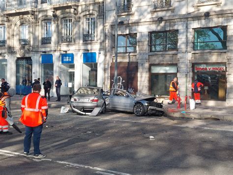 Lyon Les Images De L Accident Entre Un Bus TCL Et Une Voiture Qui A