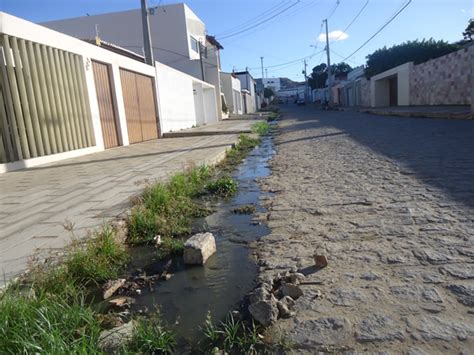 Esgoto estourado há pelo menos 4 dias incomoda moradores no centro de