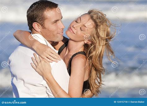 Abbraccio Delle Coppie Della Spiaggia Romantico Fotografia Stock