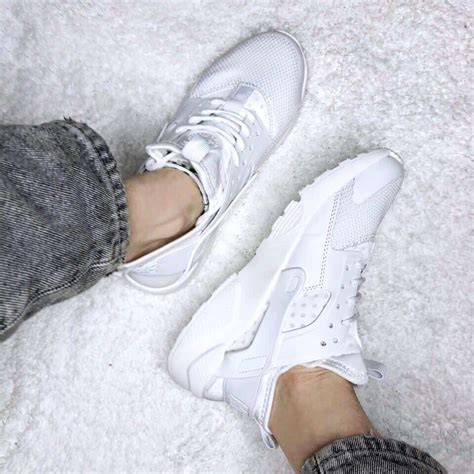 Кроссовки Nike Air Huarache белые стильный выбор для комфортной ходьбы