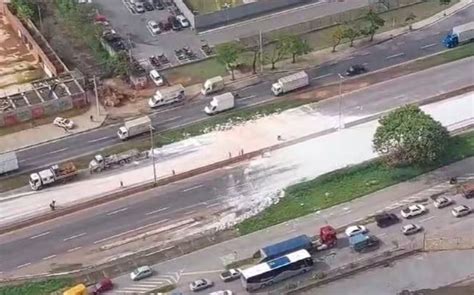 Anel Rodoviário é interditado após carga de tinta tombar de caminhão