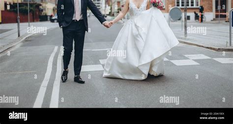 Sue Os De Boda Caminando Juntos Por La Calle Abarrotada