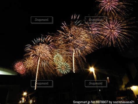 夜空に打ち上げられる花火の写真・画像素材 6978807 Snapmart（スナップマート）