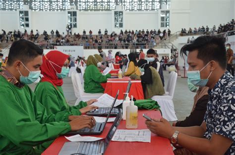 Potret Vaksinasi Covid Di Gor Unhas Identitas Unhas