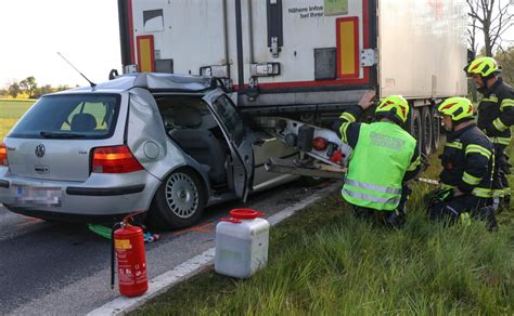 Schwer verletzt Auto steckt nach Unfall auf Rieder Straße bei