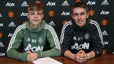 Brandon Williams signs professional contract | Manchester United