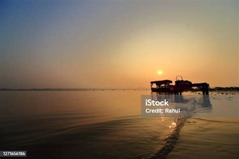 Naya Ghat Sunrise Stock Photo - Download Image Now - Ayodhya ...