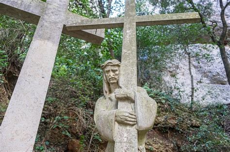 Católica escultura de jesus na cruz feita em pedra no mosteiro de