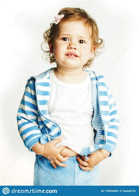 Pequena Garota Latina Encaracolada E Alegre Isolada No Estilo De Vida Branco Conceito Das