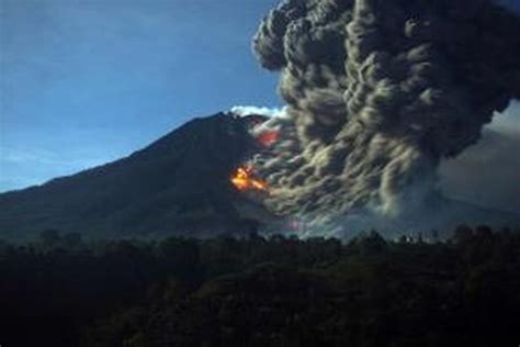 Gunung Sinabung Kembali Muntahkan Awan Panas 8 Desa Terkena Debu Vulkanik