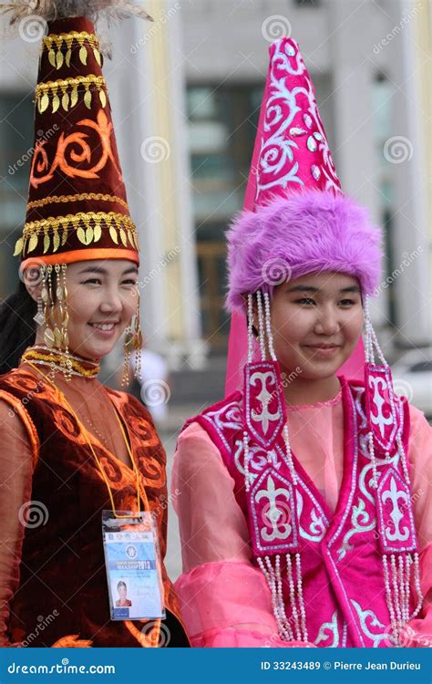 Deux Jeunes Femmes Kazakhs Dans Des Vêtements Traditionnels Image Stock