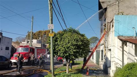 FEROZ INCENDIO EN LOMAS UNA CASA SE PRENDIÓ FUEGO