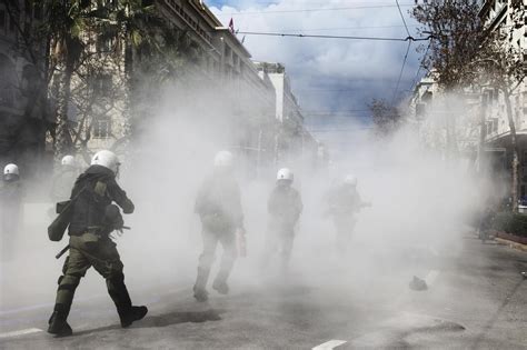 Proteste Per Disastro Ferroviario In Grecia Scontri Tra Polizia E