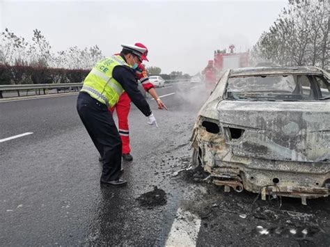 沂水高速上一家四口乘坐的轎車起火 壹讀