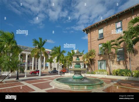 Downtown fountain square in Fort Myers, Florida Stock Photo - Alamy