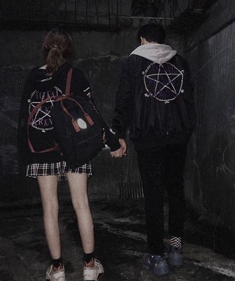 Pin By 𝔠 𝔥 𝔩 𝔬 𝔢 On Darkness Grunge Couple Goth Couple Aesthetic